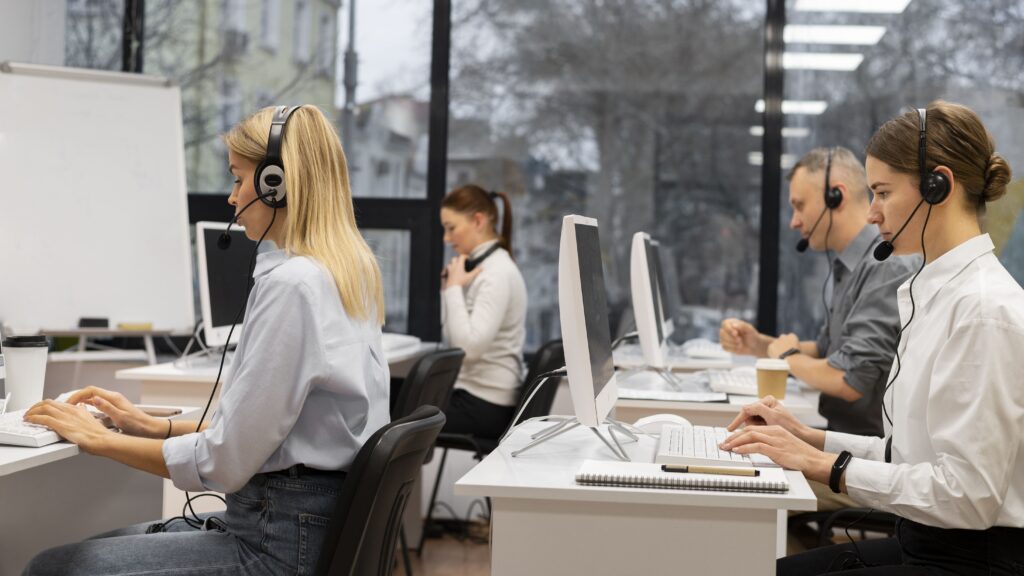 Mitarbeiter im Callcenter beim Business Process Outsourcing (BPO)