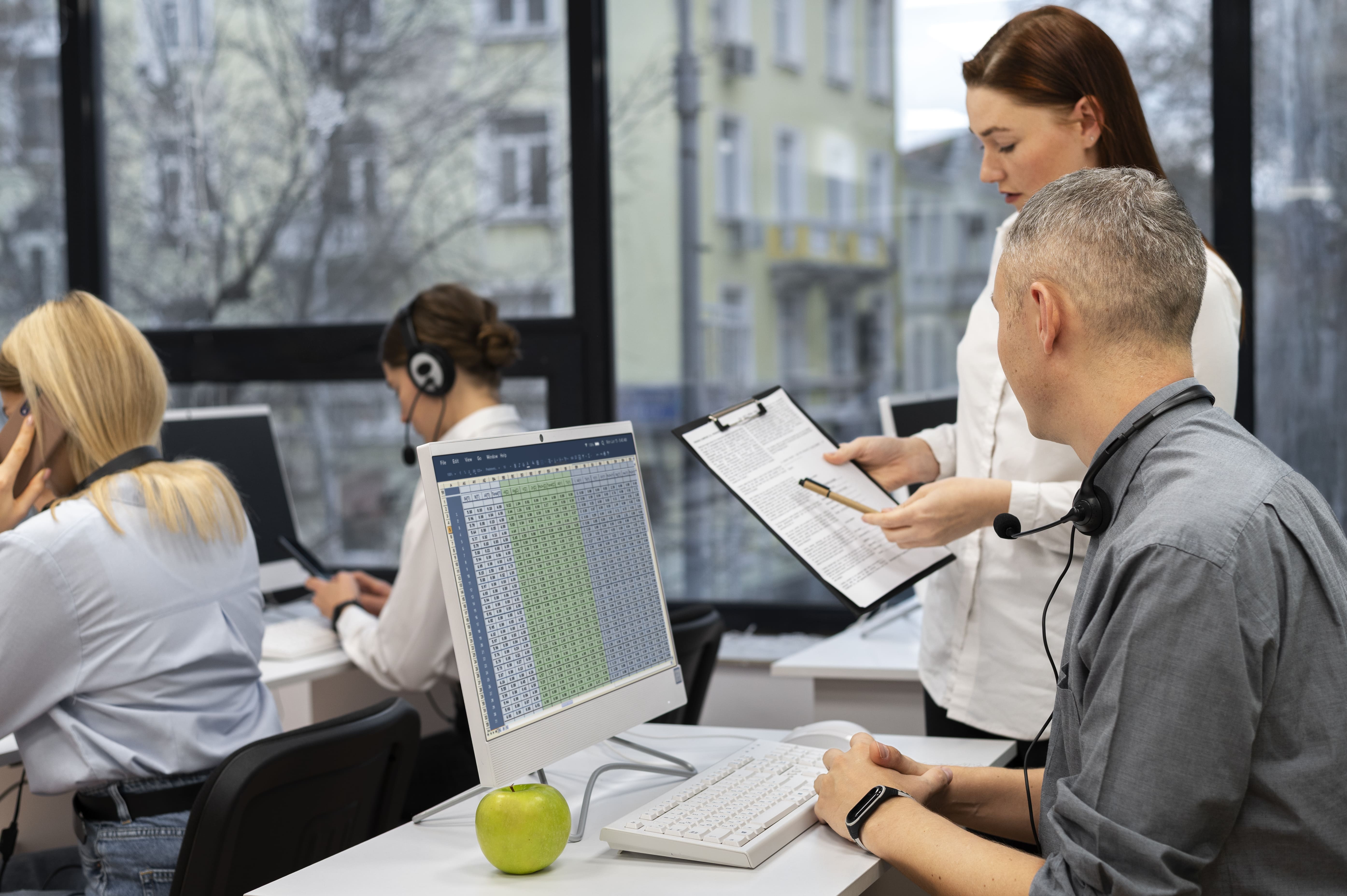 Business Process Outsourcing Team bei der Arbeit im modernen Büro