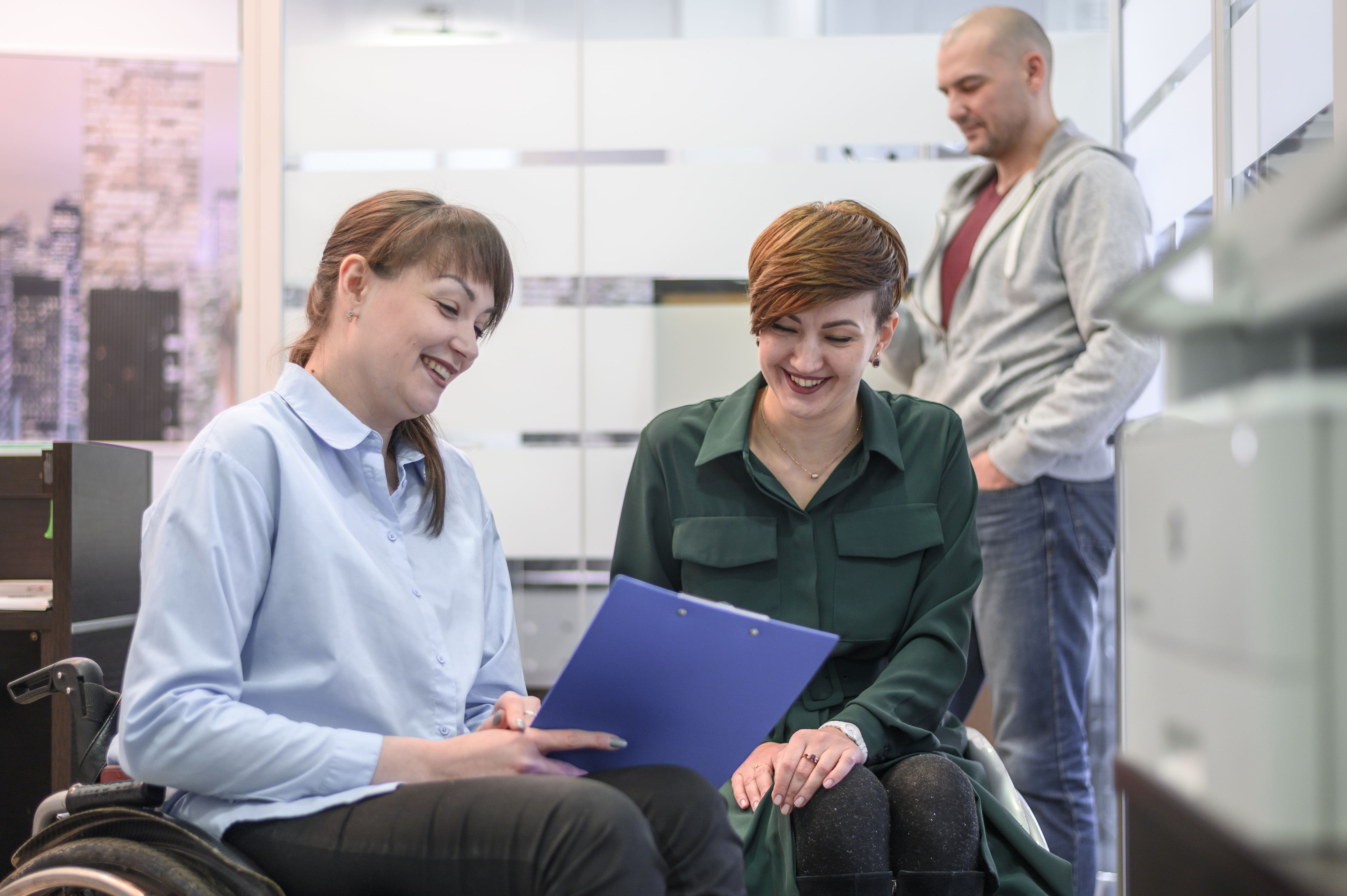 Fachkräftevermittlung international – motivierte Fachkraft am Computer