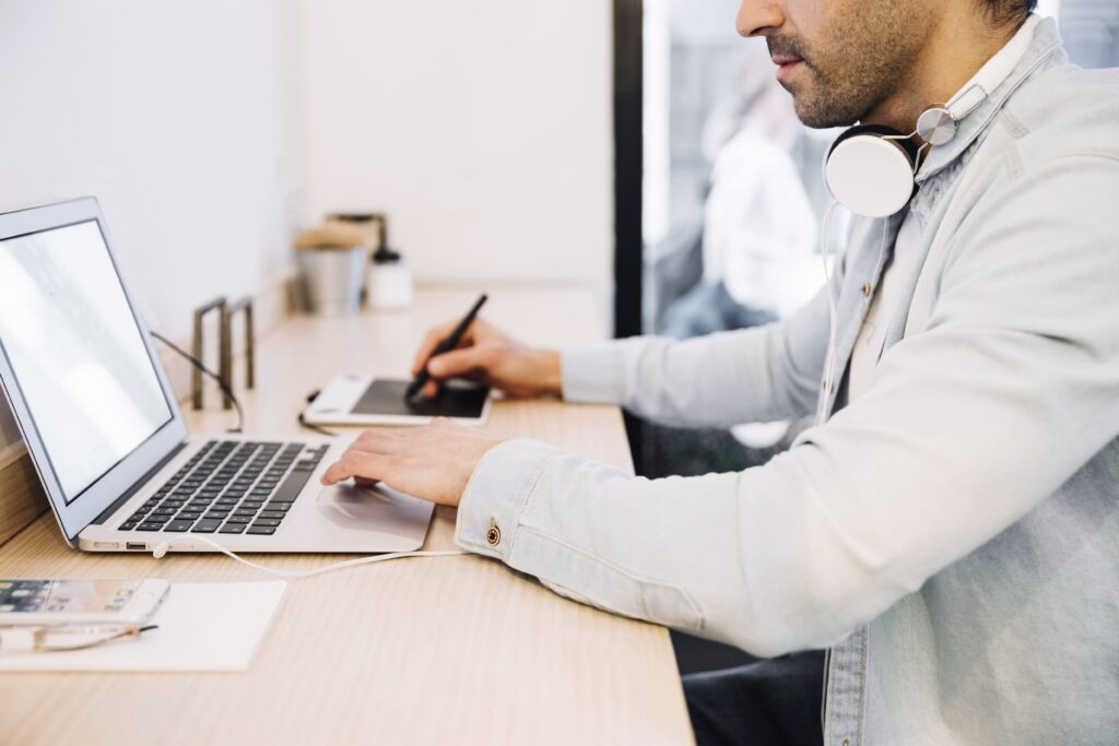 Deutschsprachige Fachkräfte arbeiten konzentriert am Computer