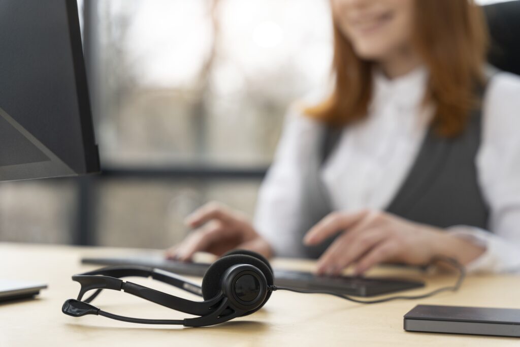 Headset auf Schreibtisch – Telemarketing Agentur Kundenservice