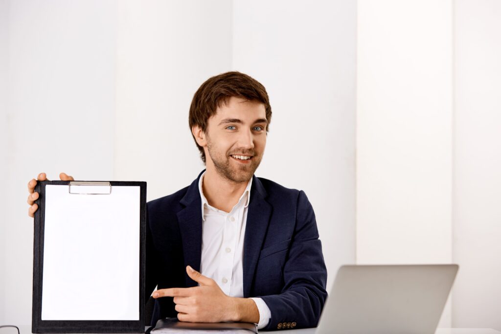 Mitarbeiter präsentiert Dokument – employee of record Lösung