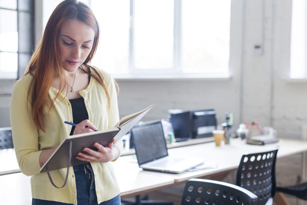 Eine Fachkraft erledigt konzentriert die vorbereitende Buchhaltung am Laptop – Fokus auf Buchhaltung Outsourcing.